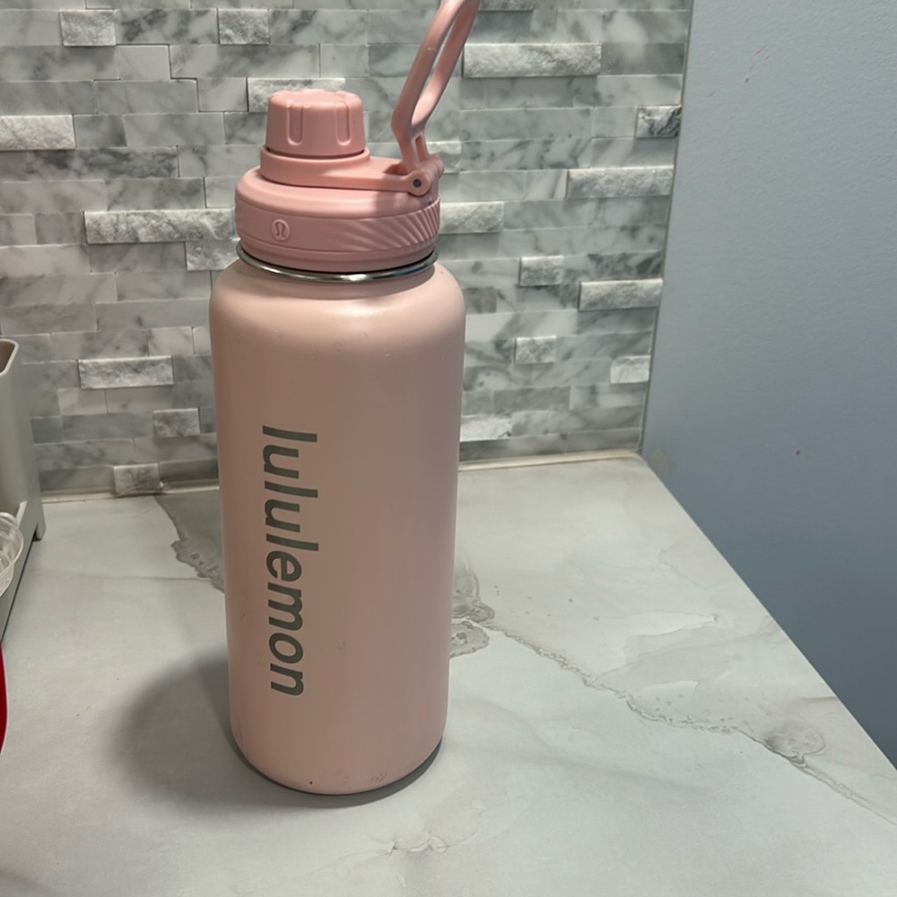 Lululemon 32 oz water bottle